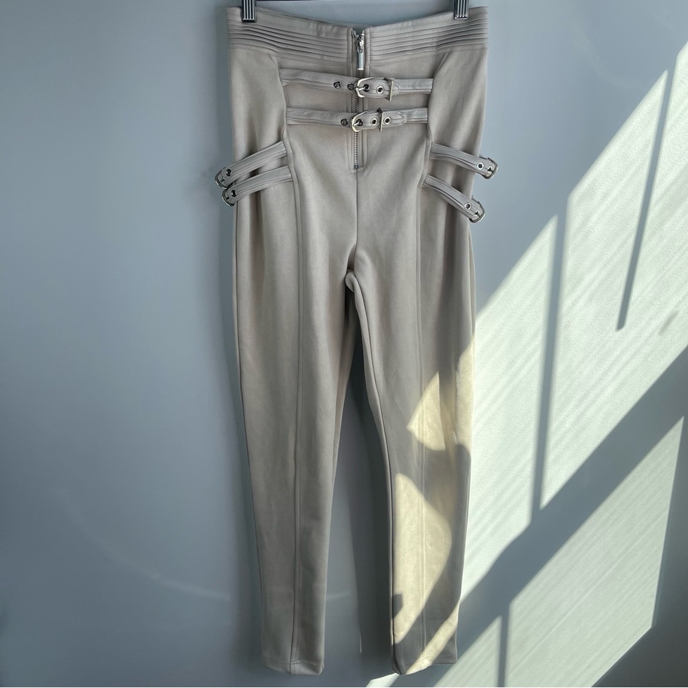 Maniere De Voir Edgy Cream Faux Suede And Leather leggings With Belts Size 6 - Picture 3 of 9